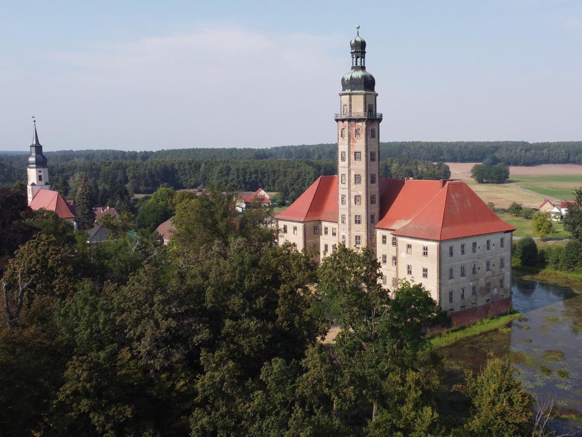 Resort "Schloss Reinharz" Бад-Шмидеберг Экстерьер фото